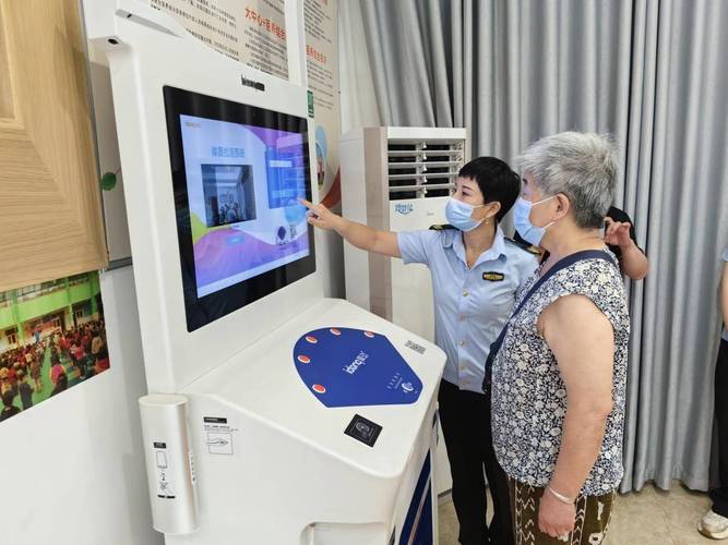 一位老人在"健康驿站"进行体质检测
